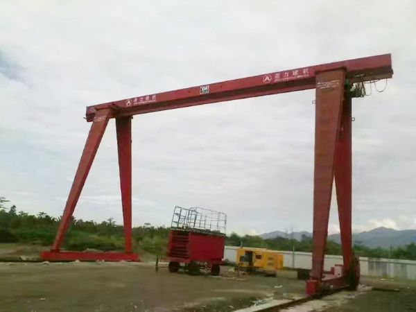 龍門吊為什么會(huì)出現(xiàn)漏油現(xiàn)象(圖1)
